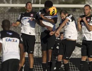 Com defesa mais ajustada, ataque do Corinthians volta a preocupar