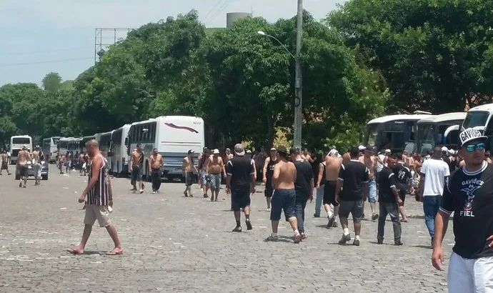 Ônibus com corintianos recebem escolta da polícia no caminho até o Rio