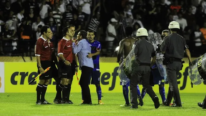 Técnico reclama da arbitragem e diz que gol do Corinthians foi ilegal