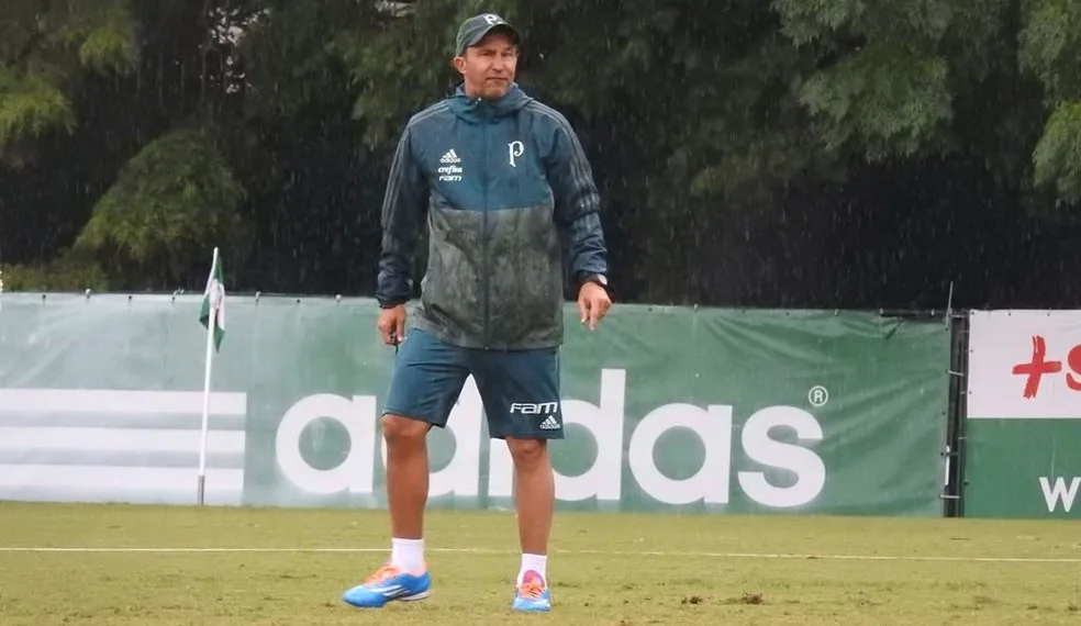 VÍDEO: Auxiliar comanda treino do Palmeiras após saída de Eduardo Baptista 