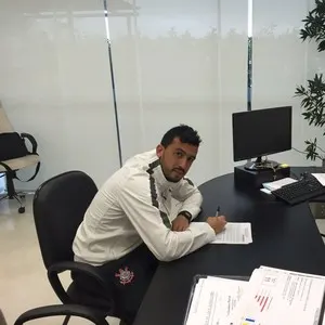 Lateral-direito Edílson renova com o Corinthians por mais dois anos