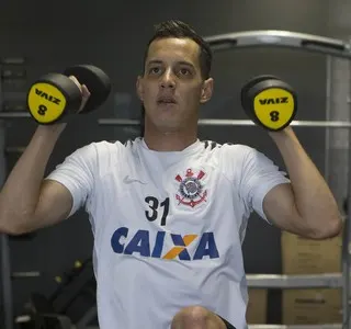 Rodriguinho faz tratamento no CT e tenta voltar ao Timão na Libertadores