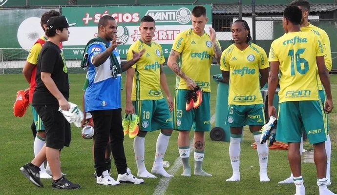 Treino do Palmeiras tem visita do pagodeiro Rodriguinho