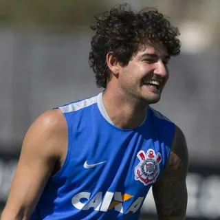 Com Pato e André, Corinthians tira centroavante de lista de urgências