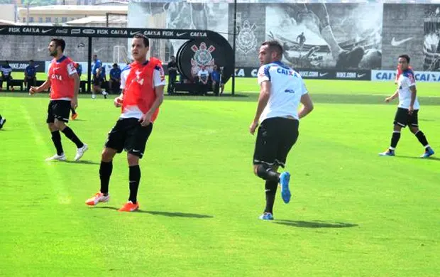 Mano Menezes dá sequência a formação mais móvel do Corinthians