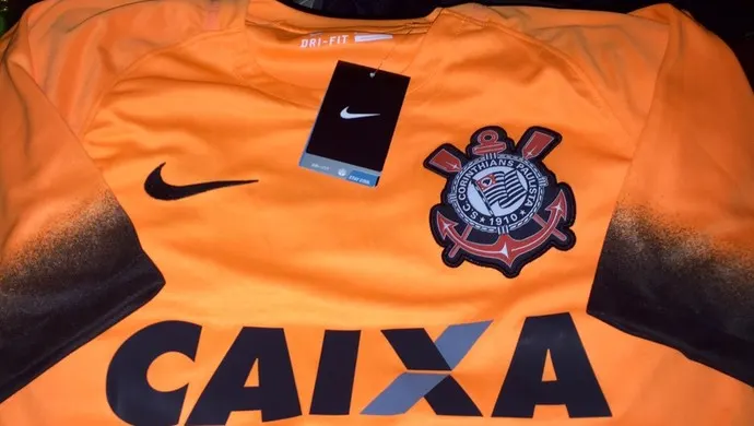 Corinthians inova no uniforme e terá camisa laranja; veja as fotos