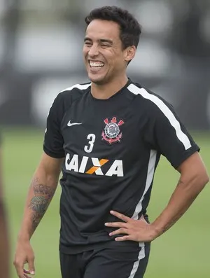 Corinthians tem nova reunião por Jadson, mas adia definição de reforço