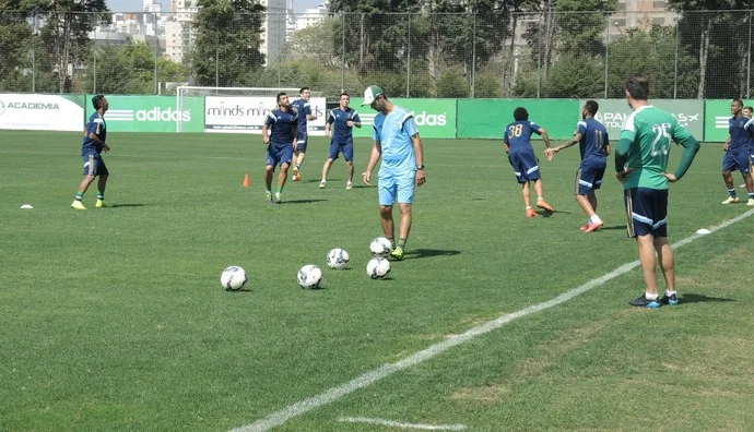 Fora do Z-4, Gareca comanda treino com reservas na Academia