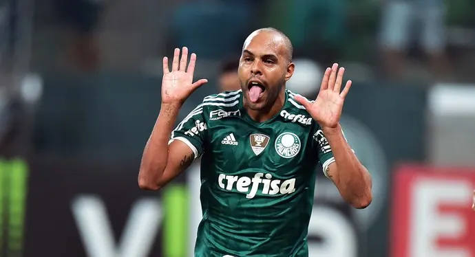 Liderança, concorrência e decisão: Alecsandro fala do clima no Palmeiras