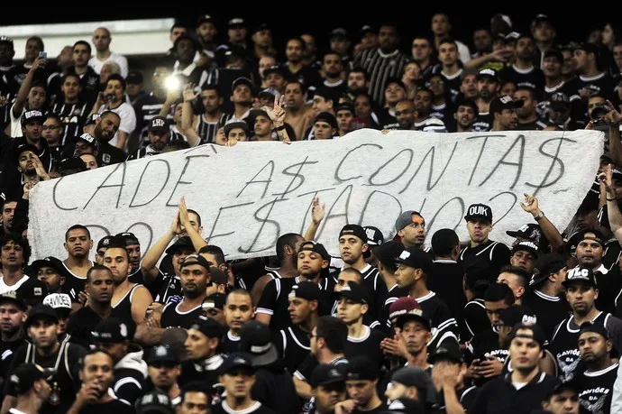 Faixas de protesto causam confusão entre PM e corintianos na arena