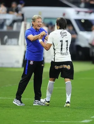 Oswaldo elogia torcida em reestreia no Corinthians: 