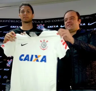 Com ''desejo realizado'', Anderson Martins é apresentado no Timão