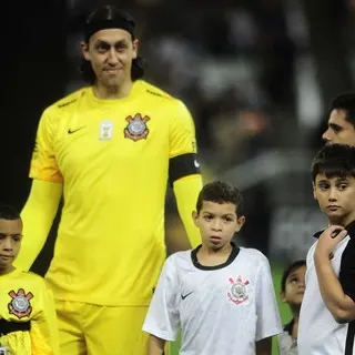 Garoto de 10 anos chora com Cássio e ganha camisa do ídolo após jogo