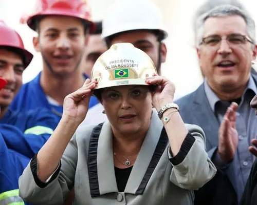Dilma visita Arena do Timão, faz selfie com operário, tropeça, mas não cai