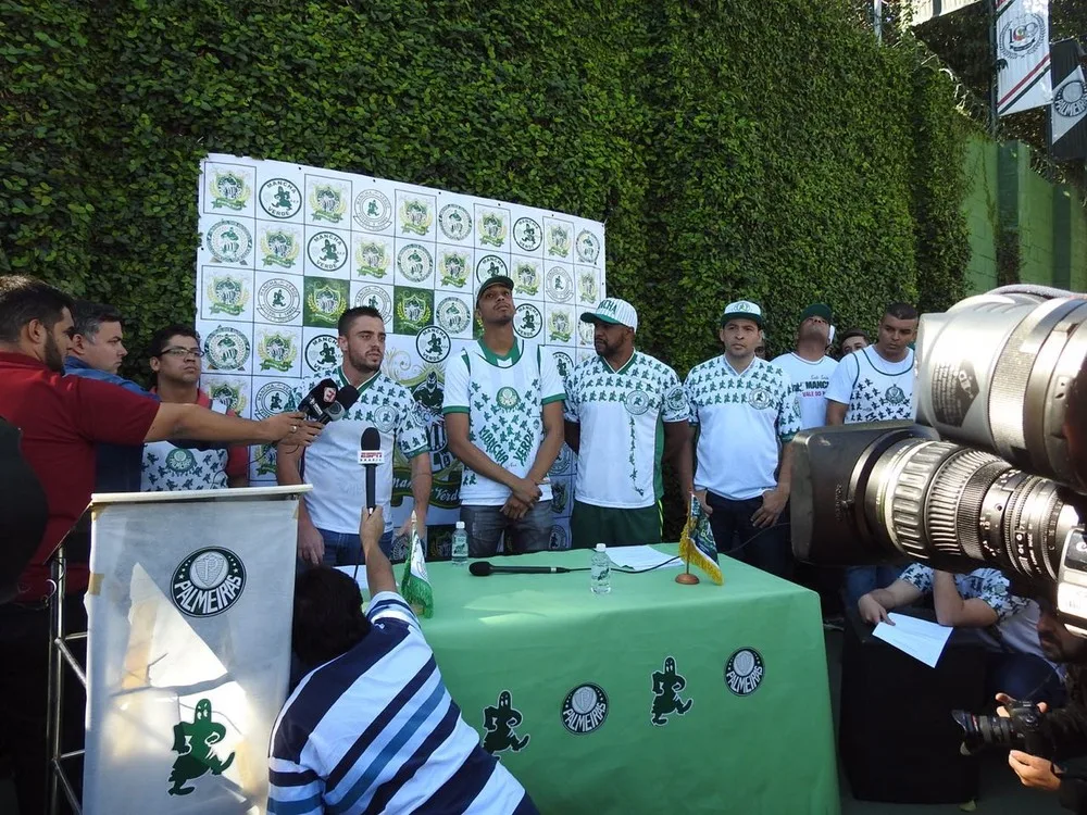 Organizada protesta no Palmeiras e fala em obrigação de vencer a Libertadores