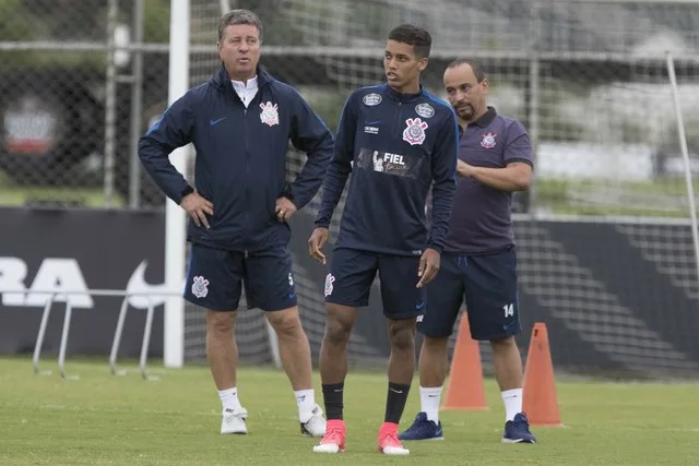 Em treino só com reservas, Carille testa Pedrinho na função de Rodriguinho