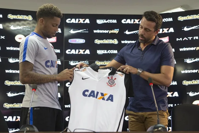 André é apresentado pelo Corinthians prometendo deixar polêmicas para trás