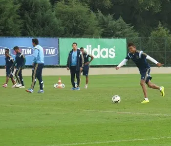 Sob chuva, elenco do Palmeiras faz treino técnico na Academia