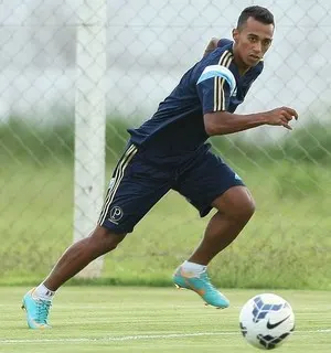 Laterais Juninho e Wendel retomam treino com bola no Palmeiras