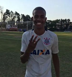 Cedido ao sub-20, Carlinhos faz três para o Timão, que obtém classificação