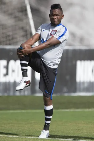 Willians faz seu primeiro treino no Corinthians, mas sem assinar contrato