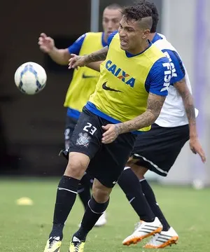 Mano muda o time, escala Guerrero e vê atacante marcar em treino