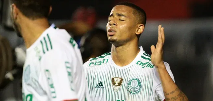 Palmeiras se expõe pouco e vence fora de casa