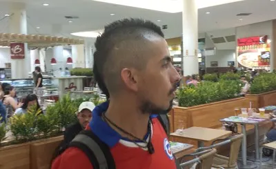 [Copa 2014] Torcedor chileno corta cabelo à moda Vidal e brinca: 