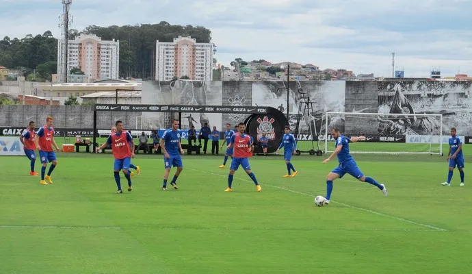 Em treino secreto, Mano escala Danilo e tem dúvidas no meio e na defesa