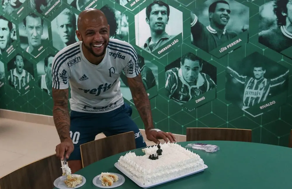  Aniversariante, Felipe Melo ganha bolo na Academia do Palmeiras