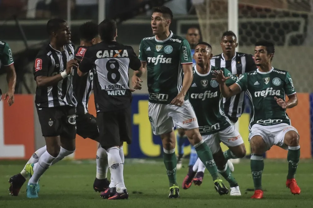 Favoritos sem convencer, Palmeiras e Atlético-MG ainda tentam confirmar rótulo