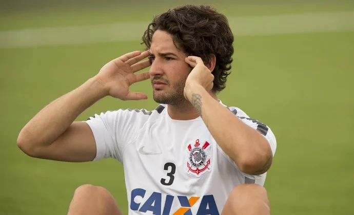 Chelsea acerta empréstimo de Pato por seis meses com o Corinthians