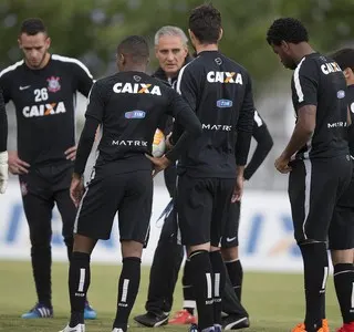 Tite insiste em jogadas ensaiadas e celebra gol de cabeça no Brasileiro