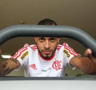 Corinthians estuda a contratação de Paulinho, em baixa no Flamengo