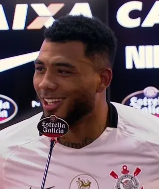 Que carisma! Kazim dá show em coletiva: 