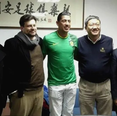 Beijing Guoan faz festa e apresenta oficialmente Ralf e Renato Augusto