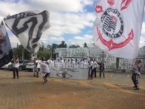 Torcida organizada do Corinthians faz protesto antes de estreia no Brasileiro