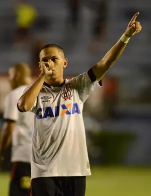 Marcos Guilherme supera rivais e vence eleição de gol mais bonito