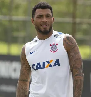 Kazim volta a trabalhar com bola no CT e será novidade diante do Santo André