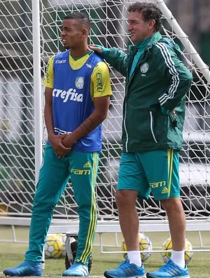 Após não ter sido convocado, Gabriel Jesus ouve conselhos de Cuca