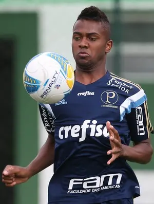 Kelvin diz ver Palmeiras na briga pelo título ao citar 