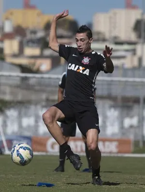 Rildo e Danilo são candidatos à vaga de Jadson contra o Atlético-MG