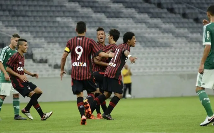Na grama artificial, Atlético-PR sub-17 vence Palmeiras pela Copa do Brasil
