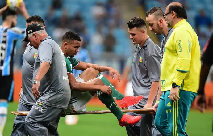 Gabriel Jesus sai de maca durante o segundo tempo de Grêmio x Palmeiras