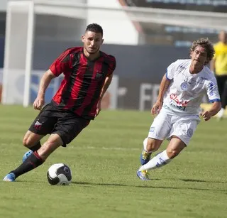 Com lesão no ligamento do joelho, João Denoni está fora do Paulistão 