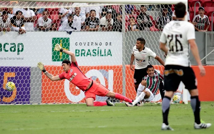 [Tudo Timão] Cassio sente o ombro na vitória do Corinthians e será reavaliado 