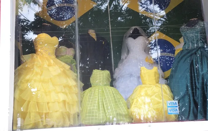 Em Itaquera, aluguel de vestido verde e amarelo custa até R$ 600