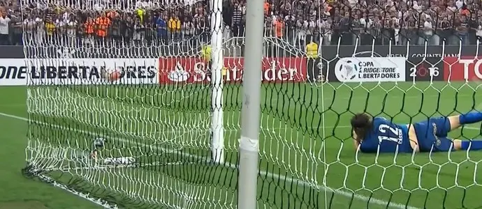 Lateral do Santa Fe, xarás e goleiros de duelo mineiro disputam melhor defesa