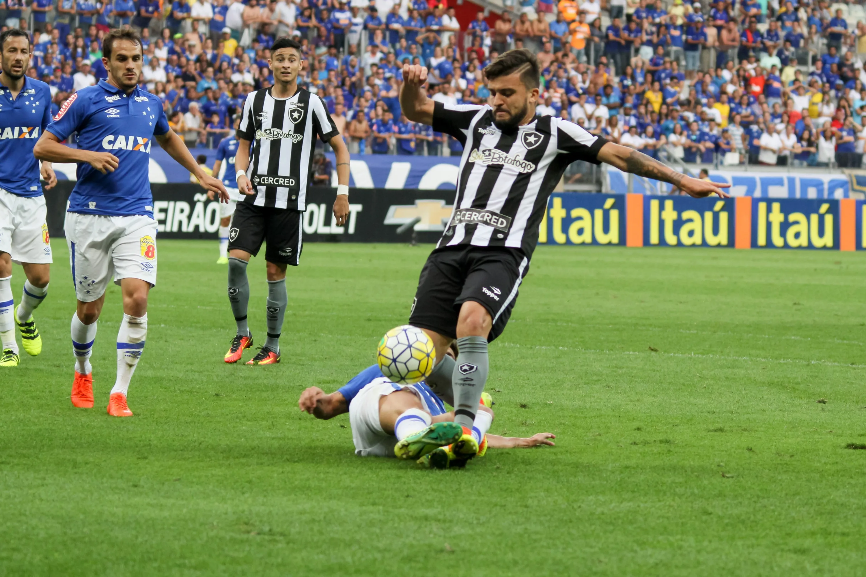 Botafogo mantém otimismo para ter Alemão e Victor Luis no próximo ano