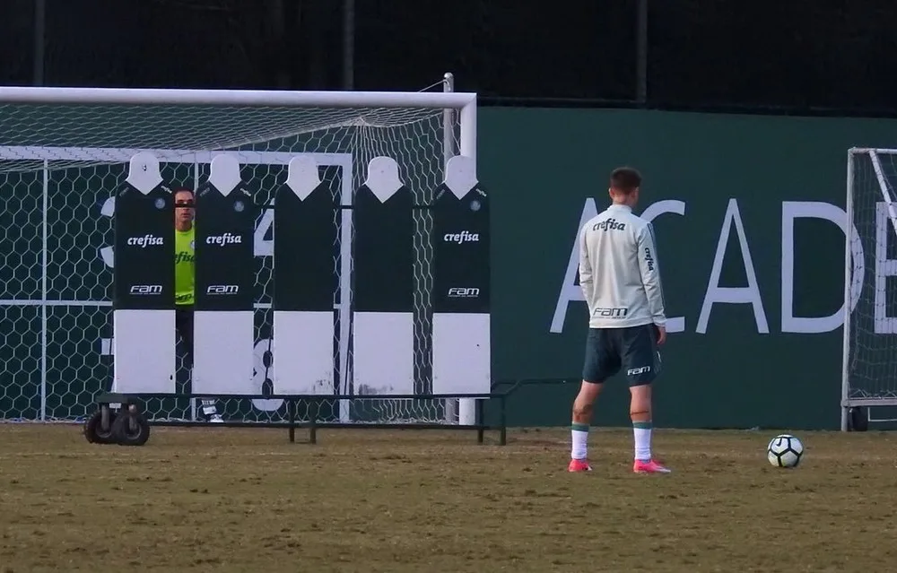 Olho nele! Róger Guedes intensifica treinos de falta e chama atenção no Palmeiras